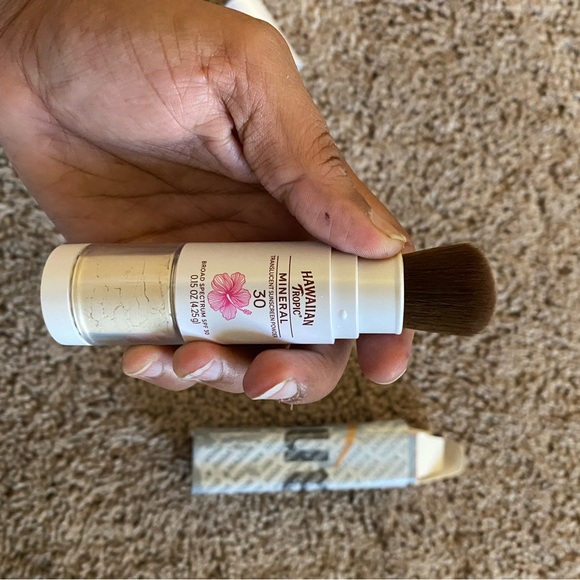 Hawaiian Tropic Translucent Mineral Powder Sunscreen Brush SPF 30 |0.15 oz - Picture 6 of 9